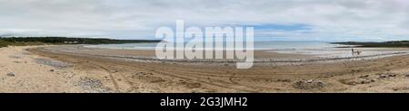 Ein Panoramablick auf den Strand und die Bucht von Port Eynon auf der Gower Peninsula in South Wales, Großbritannien. Stockfoto