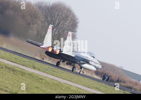 LEEUWARDEN, Niederlande - 11. April 2016: US Air Force f-15 Eagle Anpunkten ausschalten während der Übung Frisian Flag. Die Übung ist Stockfoto