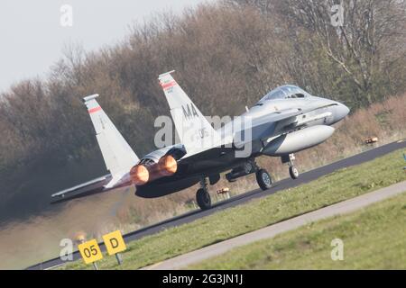 LEEUWARDEN, Niederlande - 11. April 2016: US Air Force f-15 Eagle Anpunkten ausschalten während der Übung Frisian Flag. Die Übung ist Stockfoto