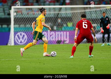 BAKU, ASERBAIDSCHAN - 16. JUNI: Gareth Bale aus Wales kontrolliert den Ball während des UEFA Euro 2020 Championship Group A-Spiels zwischen der Türkei und Wales im Baku Olympic Stadium am 16. Juni 2021 in Baku, Aserbaidschan. Stockfoto