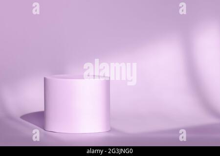 Kreisplattform für kosmetische Produkte mit geometrischem Schatten an der Wand. Lila runden Podest Podium für Verpackung Präsentation auf Hintergrund mit Stockfoto