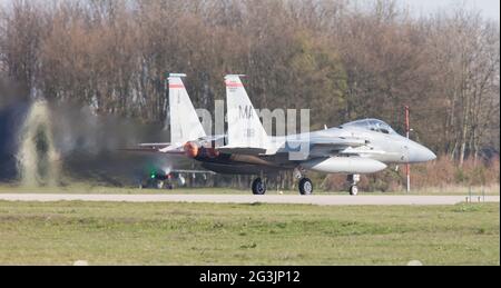 LEEUWARDEN, Niederlande - 11. April 2016: US Air Force f-15 Eagle Anpunkten ausschalten während der Übung Frisian Flag. Die Übung ist Stockfoto