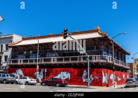 Ein Gebäude im Pagodenstil in Chinatown in Oakland, Kalifornien, USA Stockfoto