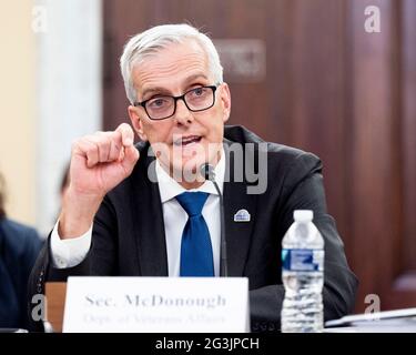 Washington, DC, USA. Juni 2021. 16. Juni 2021 - Washington, DC, Vereinigte Staaten: US-Minister für Veteranenangelegenheiten DENIS MCDONOUGH bei einer Anhörung des Veteranenanangelegenheiten-Ausschusses des Senats. Quelle: Michael Brochstein/ZUMA Wire/Alamy Live News Stockfoto