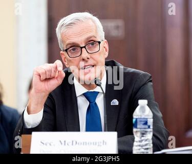 Washington, DC, USA. Juni 2021. 16. Juni 2021 - Washington, DC, Vereinigte Staaten: US-Minister für Veteranenangelegenheiten DENIS MCDONOUGH bei einer Anhörung des Veteranenanangelegenheiten-Ausschusses des Senats. Quelle: Michael Brochstein/ZUMA Wire/Alamy Live News Stockfoto