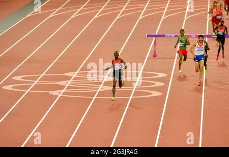 LONDON, ENGLAND - 5. AUGUST, Ezekiel Kemboi aus Kenia auf dem Weg zum Sieg im Finale der Herren 3000 m Hindernislauf während der abendlichen Leichtathletikveranstaltung im Olympiastadion am 5. August 2012 in London, England Foto von Roger Sedres / Gallo Images Stockfoto