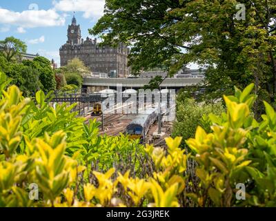 Das Balmoral Hotel und die Waverley Station sind vom Princes Street Gardens, Edinburgh, Schottland, Großbritannien, aus zu erreichen. Stockfoto