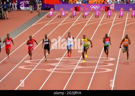 LONDON, ENGLAND - 5. AUGUST, Keston Bledman aus Trinidad und Tobago, Justin Gatlin aus den Vereinigten Staaten, Ben-Youssef Meite aus der Elfenbeinküste, Jimmy Vicaut aus Frankreich, Asafa Powell aus Jamaika, Suwaibou Sanneh von Gambia und Churandy Martina von den Niederlanden im Halbfinale der Herren 100m während der abendlichen Leichtathletik-Sitzung im Olympiastadion am 5. August 2012 in London, England Foto von Roger Sedres / Gallo Images Stockfoto