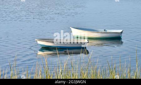 Zwei Ruderboote vor Anker im Frühherbst. Speicherplatz kopieren. Stockfoto