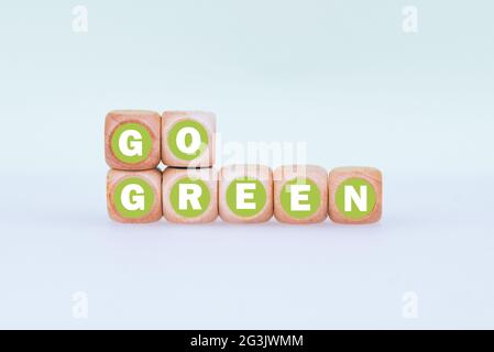Abbildung von sieben Würfel in zwei Reihen mit Text GEHEN GRÜN auf weißem Hintergrund Stockfoto