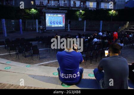 Baronissi, Italien. Juni 2021. Innerhalb der Municipal Arena, die Pino Daniele gewidmet ist, hat die Stadtverwaltung einen Maxi-Bildschirm eingerichtet, damit Fans der Stadt an den Fußballspielen Italiens bei der European 2020 teilnehmen können. Fußballspiel Italien gegen schweiz 3 - 0 . Öffentlicher Hilfsdienst des Katastrophenschutzverbandes „Il Punto“ aus Baronissi. (Foto: Pasquale Senatore/Pacific Press) Quelle: Pacific Press Media Production Corp./Alamy Live News Stockfoto