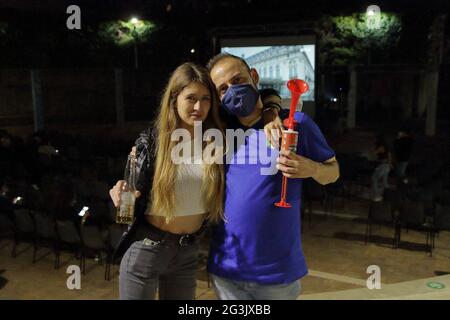 Baronissi, Italien. Juni 2021. Innerhalb der Municipal Arena, die Pino Daniele gewidmet ist, hat die Stadtverwaltung einen Maxi-Bildschirm eingerichtet, damit Fans der Stadt an den Fußballspielen Italiens bei der European 2020 teilnehmen können. Fußballspiel Italien gegen schweiz 3 - 0 . Öffentlicher Hilfsdienst des Katastrophenschutzverbandes „Il Punto“ aus Baronissi. (Foto: Pasquale Senatore/Pacific Press) Quelle: Pacific Press Media Production Corp./Alamy Live News Stockfoto