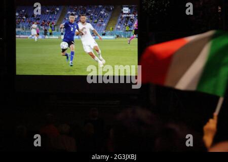 Baronissi, Italien. Juni 2021. Innerhalb der Municipal Arena, die Pino Daniele gewidmet ist, hat die Stadtverwaltung einen Maxi-Bildschirm eingerichtet, damit Fans der Stadt an den Fußballspielen Italiens bei der European 2020 teilnehmen können. Fußballspiel Italien gegen schweiz 3 - 0 . Öffentlicher Hilfsdienst des Katastrophenschutzverbandes „Il Punto“ aus Baronissi. (Foto: Pasquale Senatore/Pacific Press) Quelle: Pacific Press Media Production Corp./Alamy Live News Stockfoto