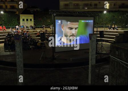 Baronissi, Italien. Juni 2021. Innerhalb der Municipal Arena, die Pino Daniele gewidmet ist, hat die Stadtverwaltung einen Maxi-Bildschirm eingerichtet, damit Fans der Stadt an den Fußballspielen Italiens bei der European 2020 teilnehmen können. Fußballspiel Italien gegen schweiz 3 - 0 . Öffentlicher Hilfsdienst des Katastrophenschutzverbandes „Il Punto“ aus Baronissi. (Foto: Pasquale Senatore/Pacific Press) Quelle: Pacific Press Media Production Corp./Alamy Live News Stockfoto