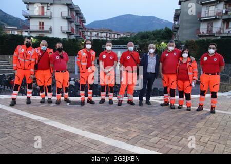 Baronissi, Italien. Juni 2021. Innerhalb der Municipal Arena, die Pino Daniele gewidmet ist, hat die Stadtverwaltung einen Maxi-Bildschirm eingerichtet, damit Fans der Stadt an den Fußballspielen Italiens bei der European 2020 teilnehmen können. Fußballspiel Italien gegen schweiz 3 - 0 . Öffentlicher Hilfsdienst des Katastrophenschutzverbandes „Il Punto“ aus Baronissi. (Foto: Pasquale Senatore/Pacific Press) Quelle: Pacific Press Media Production Corp./Alamy Live News Stockfoto