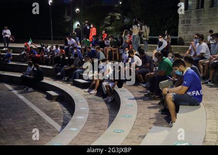 Baronissi, Italien. Juni 2021. Innerhalb der Municipal Arena, die Pino Daniele gewidmet ist, hat die Stadtverwaltung einen Maxi-Bildschirm eingerichtet, damit Fans der Stadt an den Fußballspielen Italiens bei der European 2020 teilnehmen können. Fußballspiel Italien gegen schweiz 3 - 0 . Öffentlicher Hilfsdienst des Katastrophenschutzverbandes „Il Punto“ aus Baronissi. (Foto: Pasquale Senatore/Pacific Press) Quelle: Pacific Press Media Production Corp./Alamy Live News Stockfoto