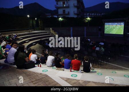 Baronissi, Italien. Juni 2021. Innerhalb der Municipal Arena, die Pino Daniele gewidmet ist, hat die Stadtverwaltung einen Maxi-Bildschirm eingerichtet, damit Fans der Stadt an den Fußballspielen Italiens bei der European 2020 teilnehmen können. Fußballspiel Italien gegen schweiz 3 - 0 . Öffentlicher Hilfsdienst des Katastrophenschutzverbandes „Il Punto“ aus Baronissi. (Foto: Pasquale Senatore/Pacific Press) Quelle: Pacific Press Media Production Corp./Alamy Live News Stockfoto