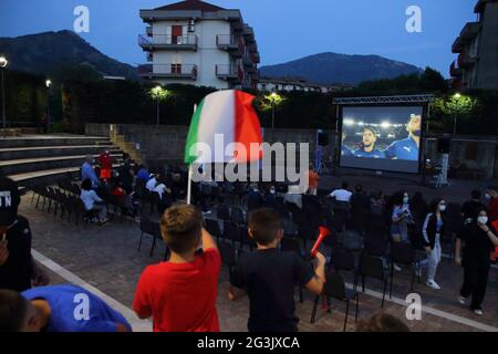 Baronissi, Italien. Juni 2021. Innerhalb der Municipal Arena, die Pino Daniele gewidmet ist, hat die Stadtverwaltung einen Maxi-Bildschirm eingerichtet, damit Fans der Stadt an den Fußballspielen Italiens bei der European 2020 teilnehmen können. Fußballspiel Italien gegen schweiz 3 - 0 . Öffentlicher Hilfsdienst des Katastrophenschutzverbandes „Il Punto“ aus Baronissi. (Foto: Pasquale Senatore/Pacific Press) Quelle: Pacific Press Media Production Corp./Alamy Live News Stockfoto