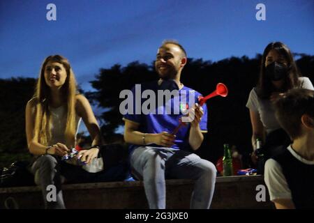 Baronissi, Italien. Juni 2021. Innerhalb der Municipal Arena, die Pino Daniele gewidmet ist, hat die Stadtverwaltung einen Maxi-Bildschirm eingerichtet, damit Fans der Stadt an den Fußballspielen Italiens bei der European 2020 teilnehmen können. Fußballspiel Italien gegen schweiz 3 - 0 . Öffentlicher Hilfsdienst des Katastrophenschutzverbandes „Il Punto“ aus Baronissi. (Foto: Pasquale Senatore/Pacific Press) Quelle: Pacific Press Media Production Corp./Alamy Live News Stockfoto