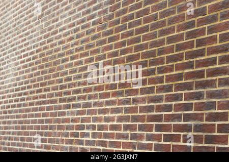 Ziegelstruktur. Die Wand besteht aus roten Ziegeln. Stockfoto