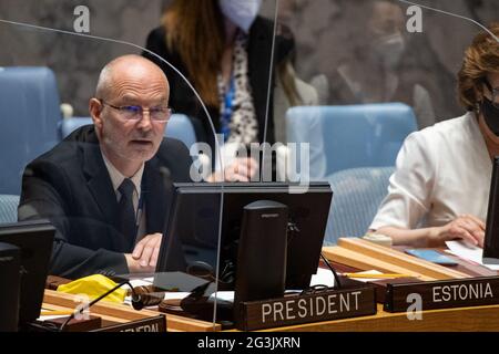 (210616) -- VEREINTE NATIONEN, 16. Juni 2021 (Xinhua) -- Sven Jurgenson, ständiger Vertreter Estlands bei den Vereinten Nationen und Präsident des Sicherheitsrats für den Monat Juni, Leitet die Sitzung des Sicherheitsrates über die Umsetzung der Note durch den Präsidenten des Sicherheitsrats und die Arbeitsweise des Sicherheitsrats am 16. Juni 2021 am Hauptsitz der Vereinten Nationen in New York. Die Mitglieder des Sicherheitsrats setzten sich mit der Wirksamkeit der Aufrechterhaltung des internationalen Friedens und der internationalen Sicherheit durch Treffen, die über Video-Telekonferenz (VTC) abgehalten wurden, und mit anderen neuen Technologien auseinander Stockfoto