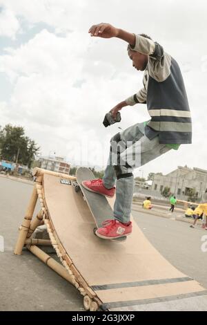 Skateboarding in Addis Stockfoto