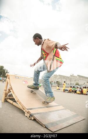 Skateboarding in Addis Stockfoto