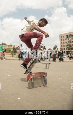 Skateboarding in Addis Stockfoto