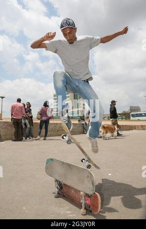 Skateboarding in Addis Stockfoto