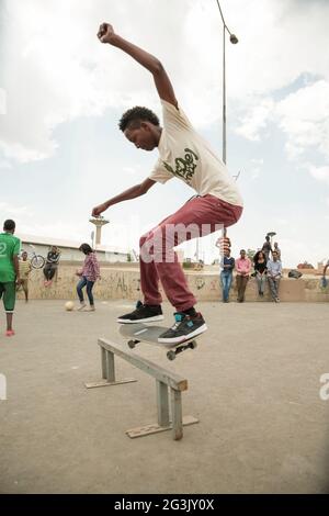 Skateboarding in Addis Stockfoto