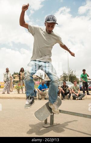 Skateboarding in Addis Stockfoto