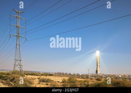 Ashalim Solarkraftwerk in der Negev Wüste. Verstellbare Spiegel bündeln die Sonnenstrahlen auf einen Boiler auf dem 250m m hohen Solarturm Stockfoto