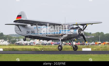 LEEUWARDEN, Niederlande-Juni 10: eine alte deutsche DM-SKL Deutsche Lufthansa auf der niederländischen Airshow am 10. Juni 2016 bei L führt Stockfoto