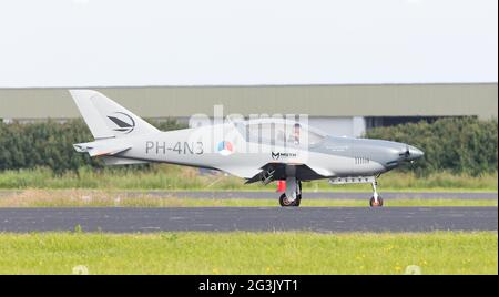 LEEUWARDEN, NIEDERLANDE - 10. JUNI 2016: Niederländische Armee BlackShape Prime während einer Demonstration an der Royal Netherlands Air for Stockfoto