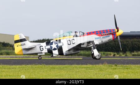 LEEUWARDEN, Niederlande - Juni 10: P51 Mustang Anzeigen der niederländischen Luftwaffe Open House. 10. Juni 2016 in Leeuwarden, Th Stockfoto