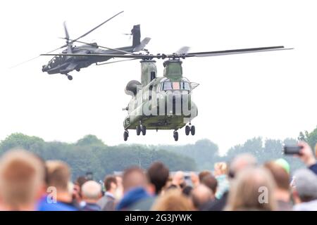 LEEUWARDEN, Niederlande - 11. Juni 2016: Niederländische Chinook und Apache Hubschrauber fliegen während der königlichen niederländischen Luftwaffe Da Stockfoto