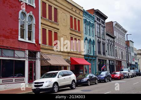 Paducah, Kentucky, USA. Geschäfte und Geschäfte entlang der Broadway Street im alten Teil der Innenstadt von Paducah. Stockfoto