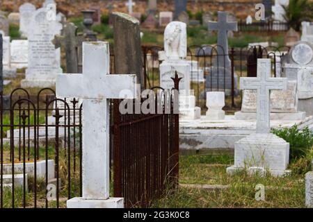 Grabstein Aus Weißem Marmorkreuz Auf Einem Alten Friedhof Stockfoto