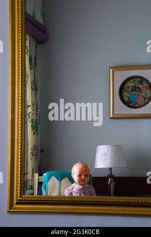 Gruselig Aussehende Plastikspielzeug Puppe Reflexion Im Spiegel Stockfoto