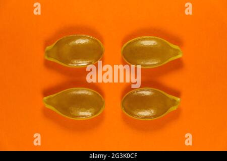 Vier Kürbiskerne Layout Abstrakt Auf Orange Stockfoto