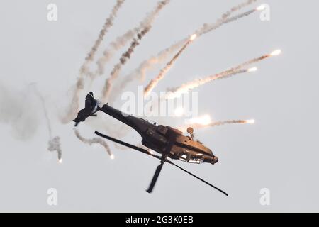 LEEUWARDEN, Niederlande - 11. Juni 2016: Boeing AH-64 Apache Angriff Hubschrauber fliegen eine Demo während die königlichen Niederlande-Luft Stockfoto