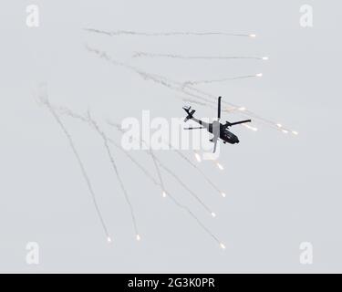 LEEUWARDEN, Niederlande - 10. Juni 2016: Niederländische AH-64 Apache Kampfhubschrauber abzufeuern Fackeln während der Royal Netherlands Stockfoto