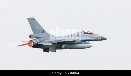 LEEUWARDEN, Niederlande - 11. Juni 2016: Niederländische f-16 Kampfjet abheben während der Royal Air Force Niederlande Stockfoto