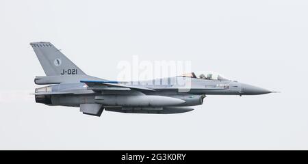 LEEUWARDEN, Niederlande - 11. Juni 2016: Niederländische f-16 Kampfjet abheben während der Royal Air Force Niederlande Stockfoto