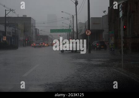 Medellin, Antioquia, Kolumbien. 12. Juni 2021. Brautlimousine im Regen, die auf das Ende der Zeremonie wartet. Stockfoto