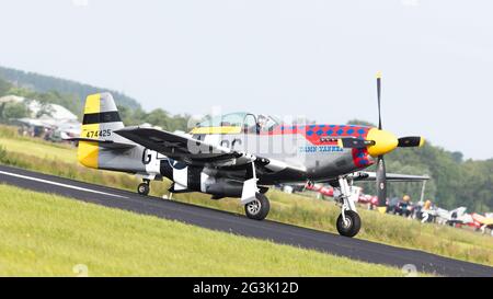 LEEUWARDEN, Niederlande - Juni 10: P51 Mustang Anzeigen der niederländischen Luftwaffe Open House. 10. Juni 2016 in Leeuwarden, Th Stockfoto