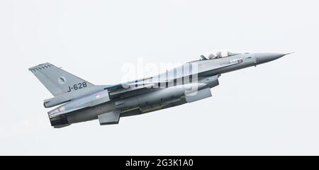 LEEUWARDEN, Niederlande - 11. Juni 2016: Niederländische f-16 Kampfjet abheben während der Royal Air Force Niederlande Stockfoto