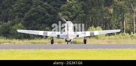 LEEUWARDEN, Niederlande - Juni 10: P51 Mustang Anzeigen der niederländischen Luftwaffe Open House. 10. Juni 2016 in Leeuwarden, Th Stockfoto