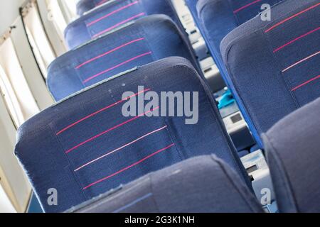 Leere alte Flugzeugsitze in der Kabine, selektiver Fokus Stockfoto