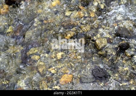 Kieselsteine unter Wasser Stockfoto
